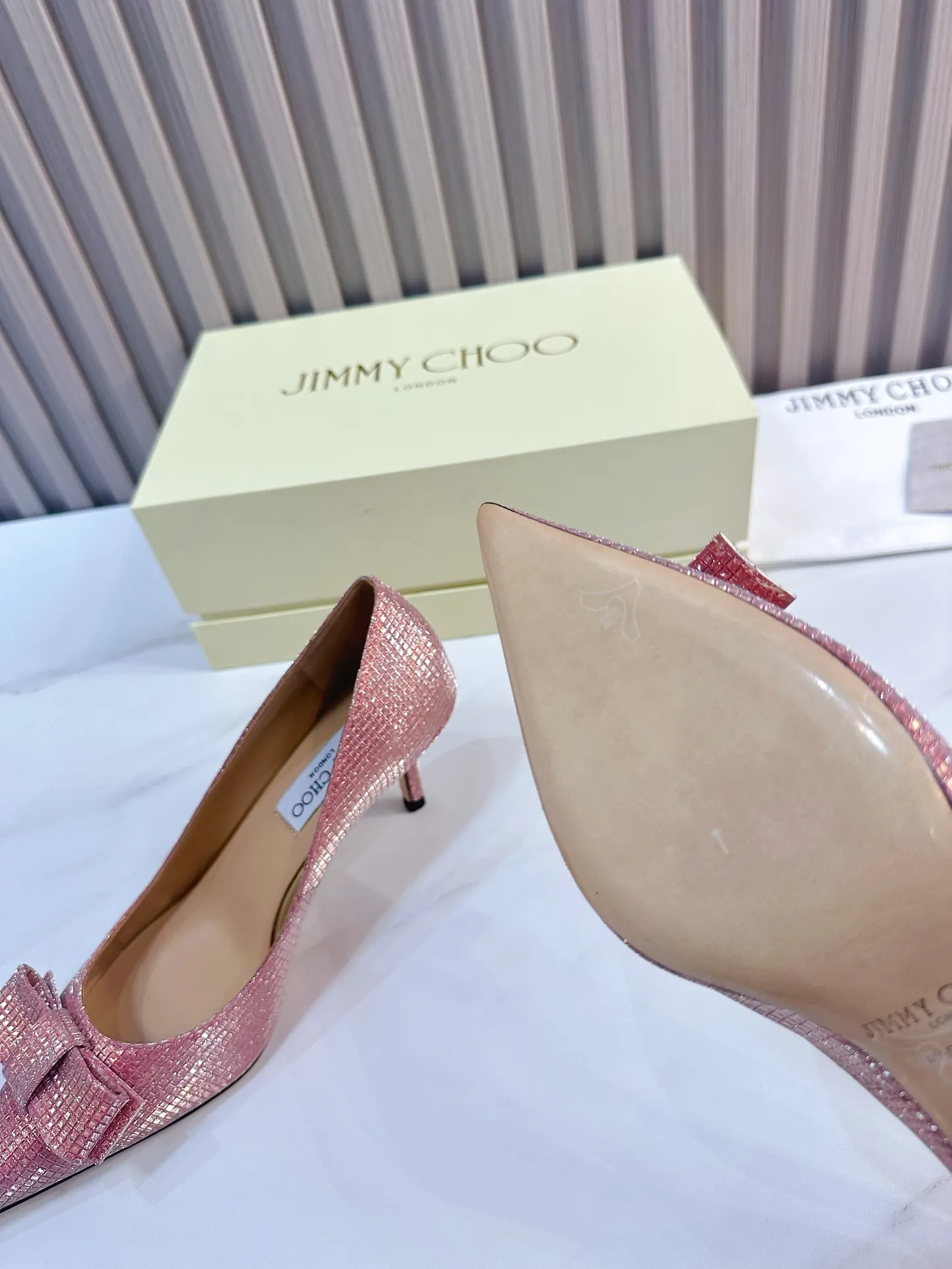 👟👟Ex-factory price 620👟👟 JIMMY CHOO (Jimmy CHOO) 💝💝💝 is a very comprehensive noble fashion lifestyle brand, with a series of women's high-heeled, medium-heeled, flat-heeled sandals with the same straps from major fashion bloggers and celebrities in Hong Kong and the United States.  The Australian pointed toe, round toe and square toe series are simply beautiful. Fall in love with elegance and playful sense of the future. Just by looking at them, you want to own them immediately, but you can really think about a pair of exquisite high heels~~~~~~~~~~~~~~~~~ 💝This series is specially designed for extraordinary and indifferent ladies, thus creating a unique overall effect, Jimmy Choo Design products that inspire women to move forward and show their charm💝💝💝 1⃣️Material: Imported cowhide 2⃣️Inner: Imported Italian lambskin, super soft and delicate 3⃣️Outsole: Imported Italian original original color genuine leather outsole Heel height 6.5 4⃣️Code number: 35 to 39 (34, 40, 41 customized)